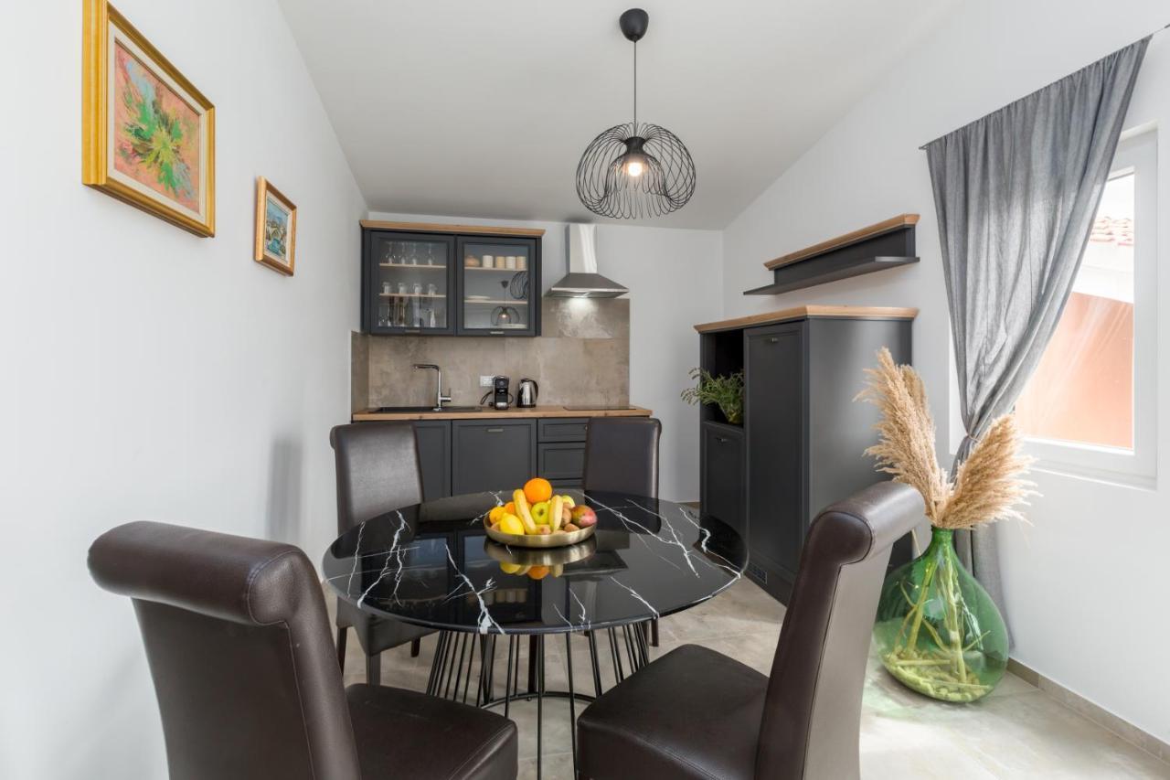 Apartments Zomzi โปเรช ภายนอก รูปภาพ