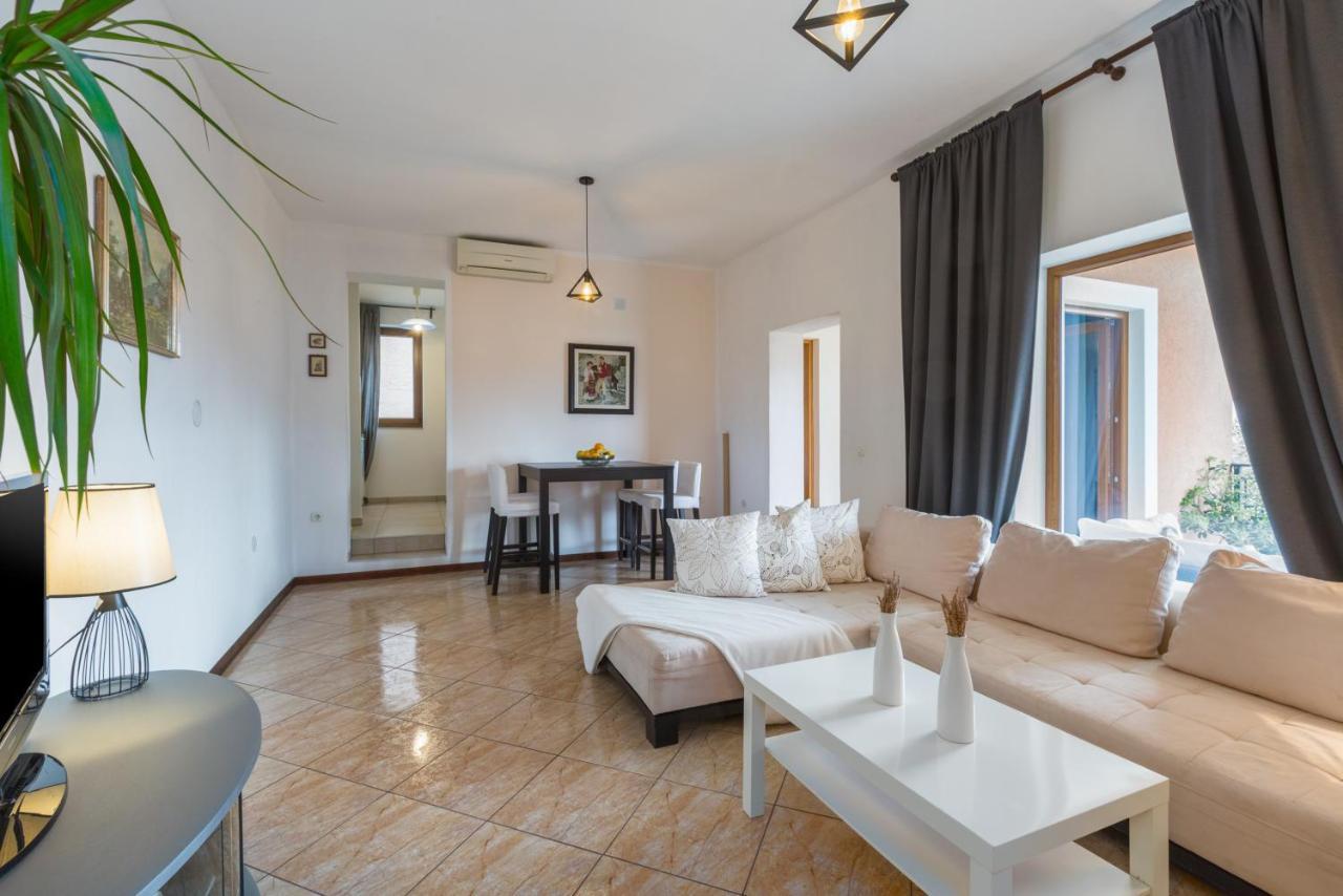 Apartments Zomzi โปเรช ภายนอก รูปภาพ