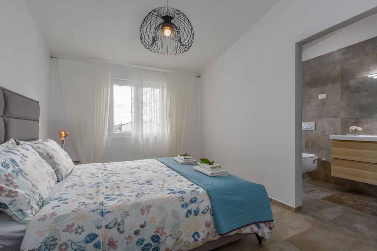 Apartments Zomzi โปเรช ภายนอก รูปภาพ
